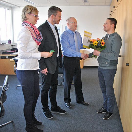 Lars Neugebauer (rechts), Heckert GmbH, wurde für seine ingenieurstechnische Projektarbeit zum Thema "Herstellung von Gestellbausteinen aus Granit für Bearbeitungszentren mit höchster Fertigungsgenauigkeit" ausgezeichnet.