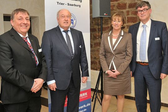 Nachwuchs fest im Blick: Christian Pflughaupt (Vizepräsident) und Hans Werner Norren (Präsident; beide Kfz-Gewerbe Rheinland-Pfalz) sowie Bärbel Schädlich (Geschäftsführerin) und Alfons Behr (Obermeister, beide Kfz-Innung Trier-Saarburg).