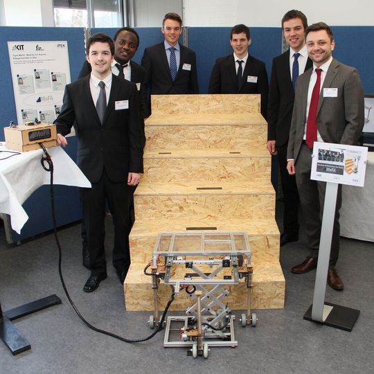 Die studentische Projektgruppe "MoFA" (Mobility For Anyone) hat einen innovativen Treppenlift entwickelt und konstruiert, der bewegungseingeschränkte Senioren Stufe um Stufe hinauf oder hinunter transportiert und für dessen Einsatz keine Umbaumaßnahmen nötig sind. Die studentische Projektgruppe "MoFA" (Mobility For Anyone) hat einen innovativen Treppenlift entwickelt und konstruiert, der bewegungseingeschränkte Senioren Stufe um Stufe hinauf oder hinunter transportiert und für dessen Einsatz keine Umbaumaßnahmen nötig sind.