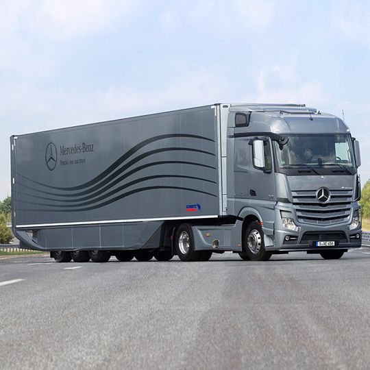 Das Land Baden-Württemberg hat bei der Bundesanstalt für Straßenwesen (BASt) die Nutzung von rund 350 Kilometern für den Feldversuch mit Lank-Lkw beantragt. Daimler und das Land arbeiten dabei im Rahmen einer Studie zusammen. Das Land Baden-Württemberg hat bei der Bundesanstalt für Straßenwesen (BASt) die Nutzung von rund 350 Kilometern für den Feldversuch mit Lank-Lkw beantragt. Daimler und das Land arbeiten dabei im Rahmen einer Studie zusammen.