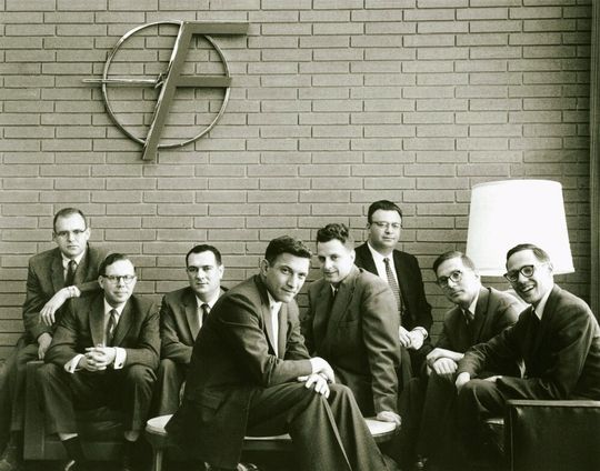 The Shockley Eight: Gordon Moore, Sheldon Roberts, Eugene Kleiner, Robert Noyce, Victor Grinich, Julius Blank, Jean Hoerni und Jay Last (v.l.n.r.) The Shockley Eight: Gordon Moore, Sheldon Roberts, Eugene Kleiner, Robert Noyce, Victor Grinich, Julius Blank, Jean Hoerni und Jay Last (v.l.n.r.)