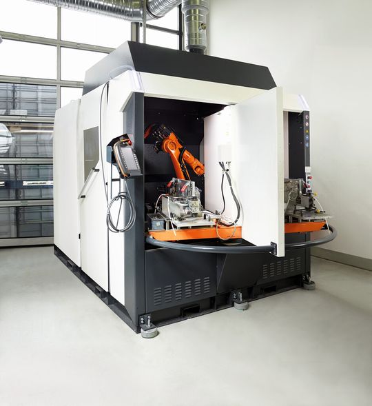 Die Kuka Kompaktschweißzelle bei SD Hirsch ist mit einem manuellem, pneumatisch unterstützen Drehpositionierer mit 250 kg Traglast je Seite ausgestattet.