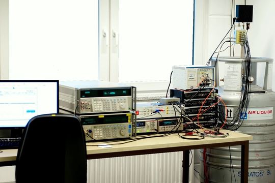 Mit dem AC/DC-Josephson-Quantenvoltmeter von esz lassen sich Wechselspannungen bis zu 7,19 Volt bei Frequenzen von 10 Hz bis 2 kHz messen. Mit dem AC/DC-Josephson-Quantenvoltmeter von esz lassen sich Wechselspannungen bis zu 7,19 Volt bei Frequenzen von 10 Hz bis 2 kHz messen.