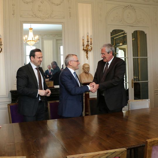 Prof. Dr. Stefan Pischinger, President und CEO der FEV Group besiegelt die Übernahme von D2T durch einen Handschlag mit Georges Picard, Deputy General Manager von IFP Energies nouvelles, dem bisherigen Eigner des französischen Powertrain-Spezialisten. Prof. Dr. Stefan Pischinger, President und CEO der FEV Group besiegelt die Übernahme von D2T durch einen Handschlag mit Georges Picard, Deputy General Manager von IFP Energies nouvelles, dem bisherigen Eigner des französischen Powertrain-Spezialisten.