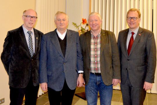 Die neue Führung der Kfz-Innung Coesfeld: (v.li.) Bruno Wilstacke (stellv. Obermeister), Willi Krause (Obermeister), Peter Elbers (stellv. Obermeister) und Hauptgeschäftsführer Michael Oelck.