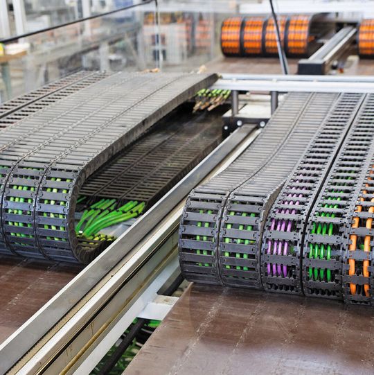 Energieketten von Igus sind in der Türkei immer mehr gefragt, weshalb das Kölner Unternehmen eine eigene Filiale in Istanbul eröffnet hat. Energieketten von Igus sind in der Türkei immer mehr gefragt, weshalb das Kölner Unternehmen eine eigene Filiale in Istanbul eröffnet hat.