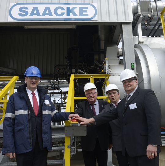 Startsignal für die neue Feuerungsanlage der Firma Angus in Ibbenbüren (v.l.n.r.: Henning Saacke, Beiratsvorsitzender Saacke, Bürgermeister Heinz Steingröver, Peter Schröder, Werkleiter Angus, und Ernest Green, Operation Leader Angus USA).