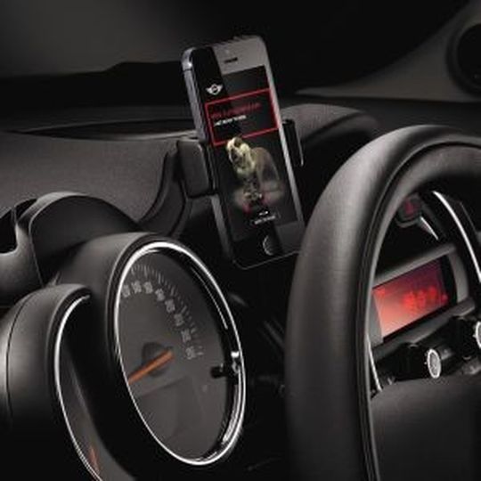 Der intelligente Smartphone-Halter: startet automatisch die MINI-„Click&Drive“-App und persönliche Einstellungen des Fahrers. Der intelligente Smartphone-Halter: startet automatisch die MINI-„Click&Drive“-App und persönliche Einstellungen des Fahrers.