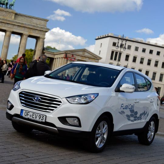 Jetzt für jeden zu kaufen: Der Hyundai ix35 Fuel Cell. Jetzt für jeden zu kaufen: Der Hyundai ix35 Fuel Cell.