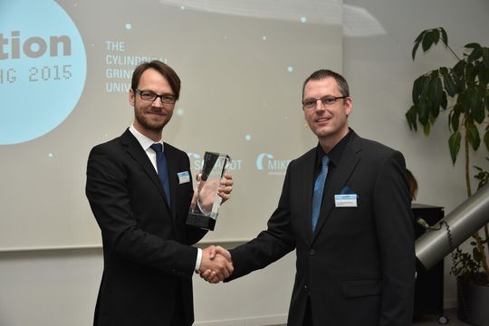 Remise du Fritz Studer Award 2014 par le Dr. Gereon Heinemann (Directeur Fritz Studer AG, à droite) au lauréat le Dr. Eduardo Weingärtner. Remise du Fritz Studer Award 2014 par le Dr. Gereon Heinemann (Directeur Fritz Studer AG, à droite) au lauréat le Dr. Eduardo Weingärtner.
