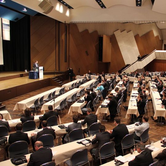Hartmut Rauen, Mitglied der Hauptgeschäftsführung VDMA, begrüßte am 25. März mit seiner Eröffnungsrede die mehr als 260 Experten aus dem Bereich Antriebstechnik. Hartmut Rauen, Mitglied der Hauptgeschäftsführung VDMA, begrüßte am 25. März mit seiner Eröffnungsrede die mehr als 260 Experten aus dem Bereich Antriebstechnik.