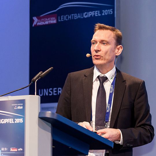 Dr. Lars Fredriksson von Altair gab beim Leichtbau-Gipfel 2015 in Würzburg einen Ausblick auf den konstruktiven Leichtbau der Zukunft mittels Multi-Disziplinärer Optimierung. Dr. Lars Fredriksson von Altair gab beim Leichtbau-Gipfel 2015 in Würzburg einen Ausblick auf den konstruktiven Leichtbau der Zukunft mittels Multi-Disziplinärer Optimierung.