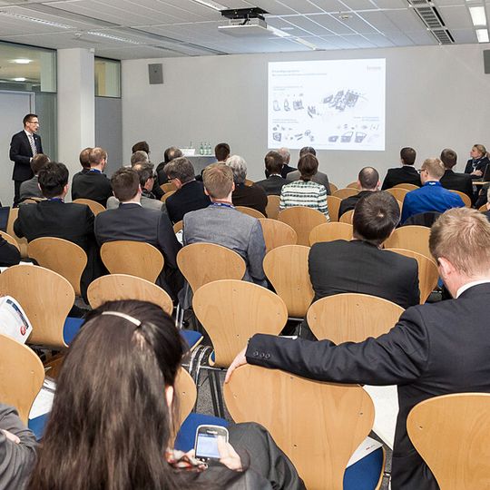 Referenten von EDAG, Brose und Polytec widmeten sich in der Session „Technologien“ auf dem Leichtbau-Gipfel 2015 in Würzburg unter anderem der Simulation und der FE-Modellvalidierung. Referenten von EDAG, Brose und Polytec widmeten sich in der Session „Technologien“ auf dem Leichtbau-Gipfel 2015 in Würzburg unter anderem der Simulation und der FE-Modellvalidierung.
