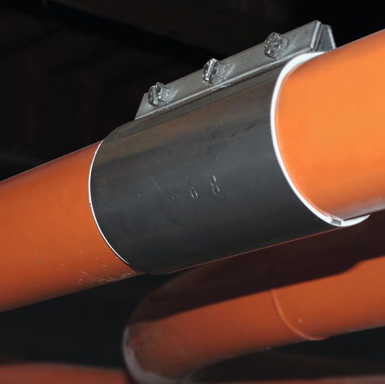 Rohrkupplung an einem Transportrohr für Mehl in einer Bäckerei.