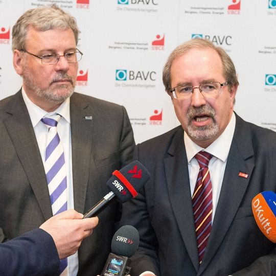 BAVC-Vertreter Hans-Carsten Hansen (li.) und IG BCE-Verhandlungsführer Peter Hausmann haben sich geeinigt und verkünden den Abschluss vor der Presse. BAVC-Vertreter Hans-Carsten Hansen (li.) und IG BCE-Verhandlungsführer Peter Hausmann haben sich geeinigt und verkünden den Abschluss vor der Presse.