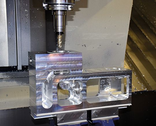 Bei dem aus Aluminium gefertigten Bauteil für ein Massenspektrometer sind die besonderen Herausforderungen die sehr engen Form- und Lagetoleranzen. Durch die tiefen Taschen neigt bei diesem Teil das Werkzeug dazu, aus der Aufnahme heraus-gezogen zu werden, was dank der hohen Spannkräfte verhindert wird. Bei dem aus Aluminium gefertigten Bauteil für ein Massenspektrometer sind die besonderen Herausforderungen die sehr engen Form- und Lagetoleranzen. Durch die tiefen Taschen neigt bei diesem Teil das Werkzeug dazu, aus der Aufnahme heraus-gezogen zu werden, was dank der hohen Spannkräfte verhindert wird.