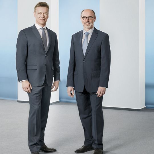 Die KSB Aktiengesellschaft wird nurmehr von zwei Vorständen geleitet – von Werner Stegmüller (li.) und Dr. Peter Buthmann. Weltweit ist die Zahl der Mitarbeiter 2014 um 237 auf 16.309 zurückgegangen. Die KSB Aktiengesellschaft wird nurmehr von zwei Vorständen geleitet – von Werner Stegmüller (li.) und Dr. Peter Buthmann. Weltweit ist die Zahl der Mitarbeiter 2014 um 237 auf 16.309 zurückgegangen.
