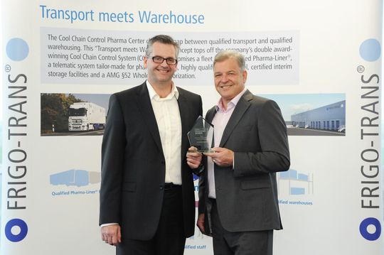 Dr. Stefan Degen (links), Head of Finished Goods & Operations Support Mannheim, Roche, und Peter Norheimer, geschäftsführender Gesellschafter, Frigo-Trans, freuen sich über den Cool Chain Excellence Award 2015 in der Kategorie „Bestes temperaturgeführtes Logistikprojekt“.