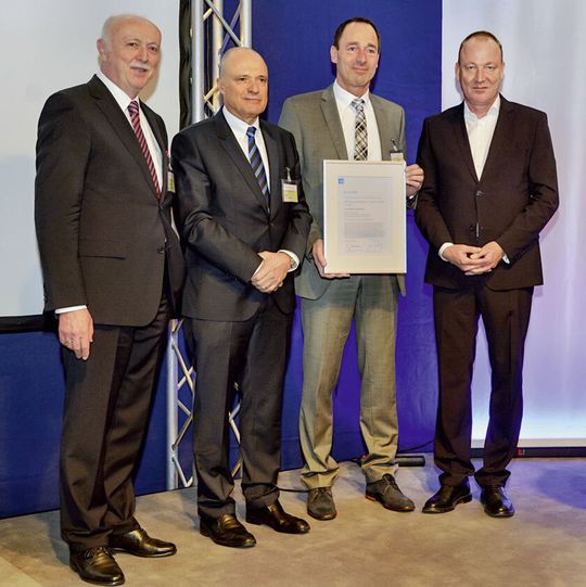 Bei der Preisübergabe (v.l.): Prof. Dr.-Ing. Willibald Günthner (TU München), Rudolf Keller, Elmar Issing (beide SSI Schäfer) sowie Gregor Blauermel (B416). Bei der Preisübergabe (v.l.): Prof. Dr.-Ing. Willibald Günthner (TU München), Rudolf Keller, Elmar Issing (beide SSI Schäfer) sowie Gregor Blauermel (B416).