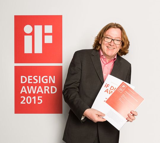 Markus Buberl, Geschäftsführer der HMI Project GmbH, nimmt den iF AWARD 2015 in München entgegen Markus Buberl, Geschäftsführer der HMI Project GmbH, nimmt den iF AWARD 2015 in München entgegen