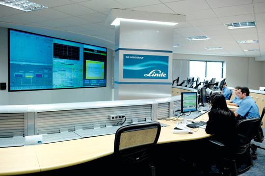 Die industrielle Luftzerlegungsanlage von Linde Gas bei Rio de Janeiro ist eine von 30 Anlagen, die ab sofort über das Remote Operations Center gesteuert wird. Die industrielle Luftzerlegungsanlage von Linde Gas bei Rio de Janeiro ist eine von 30 Anlagen, die ab sofort über das Remote Operations Center gesteuert wird.