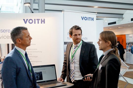 „Qualität und Arbeitssicherheit sind das Nonplusultra für uns als Technischer Dienstleiter“ – Dietmar Schürken, Geschäftsführer von Voith Industrial Services und Henning Baier, Manager International Business Developments Turnarounds & Projects, im Gespräch mit PROCESS-Redakteur Dominik Stephan (v.li.).