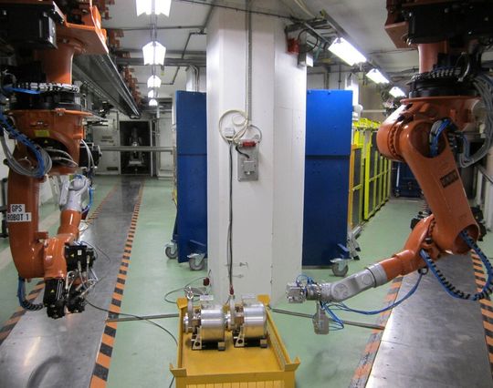 Les robots KUKA ont relevé le défi de faire vivre le monde industriel et celui de la recherche sous le même toit. Les robots KUKA ont relevé le défi de faire vivre le monde industriel et celui de la recherche sous le même toit.