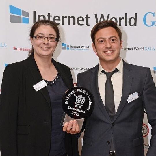 Delphine Jean, Director Marketing – Productmanagement, und Evgenij Pisetsky, E-Commerce Manager, nahmen die Auszeichnung als Vertreter von Rajapack im Rahmen der Eröffnungsgala zur E-Commerce-Messe „Internet World“ entgegen. Delphine Jean, Director Marketing – Productmanagement, und Evgenij Pisetsky, E-Commerce Manager, nahmen die Auszeichnung als Vertreter von Rajapack im Rahmen der Eröffnungsgala zur E-Commerce-Messe „Internet World“ entgegen.