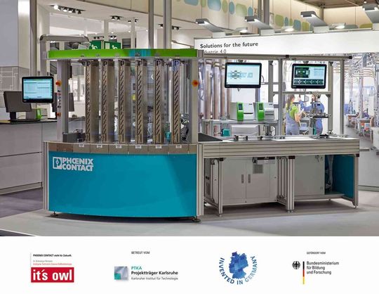 Mit dem Industrie-4.0-Demonstrator lassen sich anhand digitaler Produktbeschreibungen individuelle Klemmenleisten herstellen.