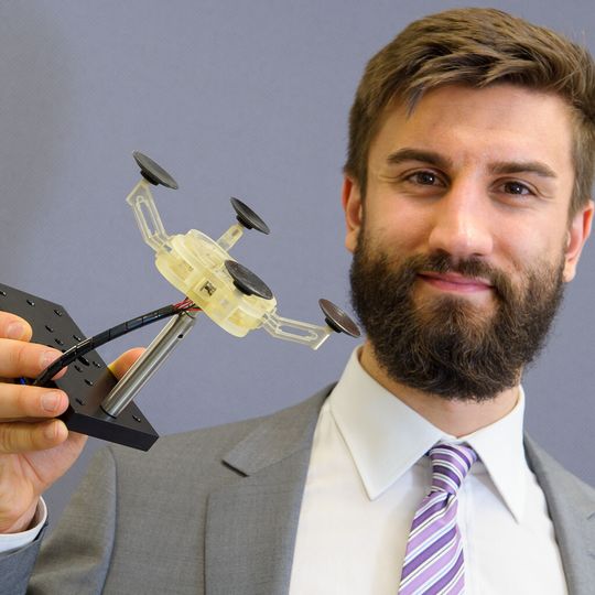 Den Prototypen eines neuartigen Saug-Greifers für flache Werkstücke wie Bleche oder Glasscheiben hat Ingenieur Paul Motzki aus dem Forscherteam von Prof. Stefan Seelecke mitentwickelt. Den Prototypen eines neuartigen Saug-Greifers für flache Werkstücke wie Bleche oder Glasscheiben hat Ingenieur Paul Motzki aus dem Forscherteam von Prof. Stefan Seelecke mitentwickelt.
