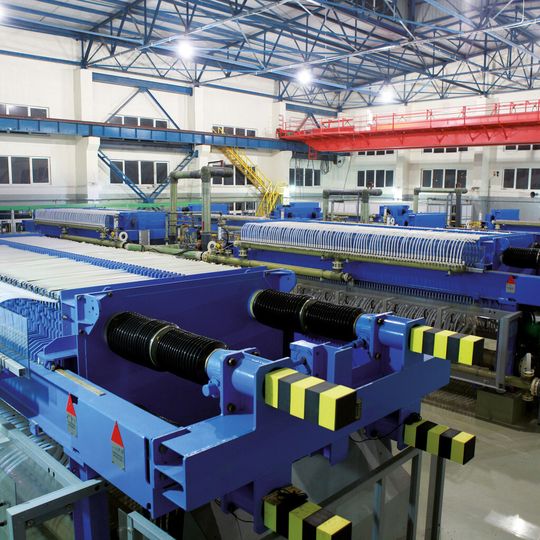 Die Elektrolyseverfahren von Thyssen Krupp Industrial Solutions sind weltweit gefragt. So produziert beispielsweise das chinesische Chemieunternehmen Yantai Juli in Laiyang, Provinz Shandong, jährlich rund 100.000 Tonnen Chlor auf Basis der von Thyssen Krupp und De Nora bereits gemeinsam entwickelten HCI-Sauerstoffverzehrkathoden-Technologie. Die Elektrolyseverfahren von Thyssen Krupp Industrial Solutions sind weltweit gefragt. So produziert beispielsweise das chinesische Chemieunternehmen Yantai Juli in Laiyang, Provinz Shandong, jährlich rund 100.000 Tonnen Chlor auf Basis der von Thyssen Krupp und De Nora bereits gemeinsam entwickelten HCI-Sauerstoffverzehrkathoden-Technologie.
