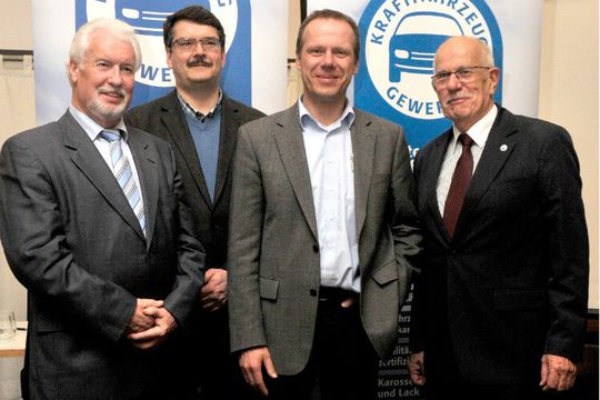 Klares Bekenntnis zum Meisterbrief: (v.re.) Arno Stübs (Obermeister), Claus Hübner, Sven Nielsen (beide stellvertretende Obermeister) und Helmut Knieriemen (Hauptgeschäftsführer; alle Kfz-Innung Kaiserslautern).