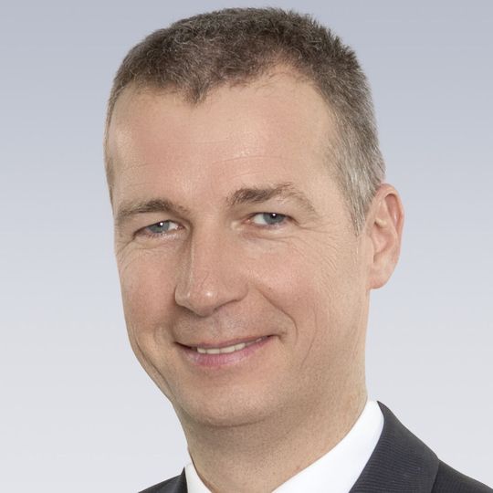 Ab dem 1. April 2015 leitet Guido Hettwer als Vorsitzender der Geschäftsleitung den Verkaufsbereich Europa Mitte der Bosch Rexroth AG. Ab dem 1. April 2015 leitet Guido Hettwer als Vorsitzender der Geschäftsleitung den Verkaufsbereich Europa Mitte der Bosch Rexroth AG.