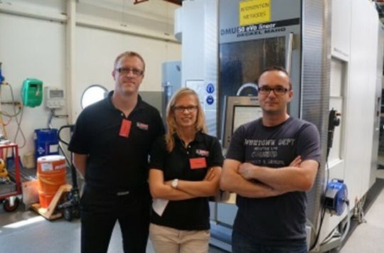 Nicolas Marsault (Partenaire Usiprog), Hélène Horent (Contact Marketing DP Technology) et Franck Duru (Technicien Méthodes et Spécialiste FAO chez Stryker Spine) devant la machine DMG DMU. Nicolas Marsault (Partenaire Usiprog), Hélène Horent (Contact Marketing DP Technology) et Franck Duru (Technicien Méthodes et Spécialiste FAO chez Stryker Spine) devant la machine DMG DMU.