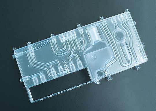Sauber und dicht: Fast vier Meter Schweißnahtlänge müssen entlang der Fluidikkanäle sicher geschweißt werden. Sauber und dicht: Fast vier Meter Schweißnahtlänge müssen entlang der Fluidikkanäle sicher geschweißt werden.