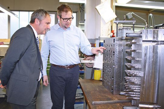 Problem-Werkzeug: Geschäftsführer Sascha Möhs (re.) zeigt Andreas Zwiener, Vertriebsingenieur bei Sumitomo (SHI) Demag, das 32-fach-Werkzeug, bei dem die Füllung aller Kavitäten auf elektrischen Maschinen in der Vergangenheit Sorgen bereitete. Problem-Werkzeug: Geschäftsführer Sascha Möhs (re.) zeigt Andreas Zwiener, Vertriebsingenieur bei Sumitomo (SHI) Demag, das 32-fach-Werkzeug, bei dem die Füllung aller Kavitäten auf elektrischen Maschinen in der Vergangenheit Sorgen bereitete.