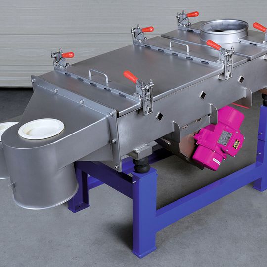 Die am Markt etablierte Vibrationssiebmaschine Jel Easy Vibist für die Schutzsiebung und Überkornabtrennung pulvriger und körnigerSchüttgüter konzipiert. Die am Markt etablierte Vibrationssiebmaschine Jel Easy Vibist für die Schutzsiebung und Überkornabtrennung pulvriger und körnigerSchüttgüter konzipiert.