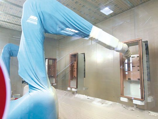 Lackierung mittels Roboterarm: Geräte zur Hämodialyse werden innen mit Leitlacken beschichtet, damit eventuell auftretende elektromagnetische Felder nicht zu einer Fehlfunktion führen. Lackierung mittels Roboterarm: Geräte zur Hämodialyse werden innen mit Leitlacken beschichtet, damit eventuell auftretende elektromagnetische Felder nicht zu einer Fehlfunktion führen.