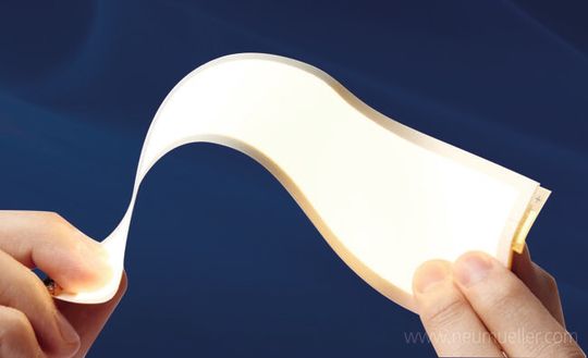 Flexibles OLED-Leuchtenmodul: Die OLED-Schichten des Moduls P6BA30C sind auf einem Plastiksubstrat aufgebracht. Somit ist die Leuchtfläche biegsam und sogar verwindbar. Flexibles OLED-Leuchtenmodul: Die OLED-Schichten des Moduls P6BA30C sind auf einem Plastiksubstrat aufgebracht. Somit ist die Leuchtfläche biegsam und sogar verwindbar.