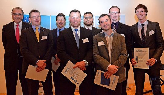 Auch in diesem Jahr verlieh die EFB - Europäische Forschungsgesellschaft für Blechverarbeitung e.V. wieder den EFB-Projektpreis. Diesen erhalten junge Wissenschaftler für die am besten bewerteten Forschungsprojekte: (v.l.) Wilfried Jakob, Präsident der EFB, Jan Kalich, TU Dresden, Dr. Stephan Schlegel, TU Dresden, Dr. Philip Grützner, Promess, Amer Almohallami, IFUM Hannover, Dr. Alexander Sviridov, TU Cottbus-Senftenberg, Philipp Nagel, LWF Paderborn und David Jocham, TU München. Auch in diesem Jahr verlieh die EFB - Europäische Forschungsgesellschaft für Blechverarbeitung e.V. wieder den EFB-Projektpreis. Diesen erhalten junge Wissenschaftler für die am besten bewerteten Forschungsprojekte: (v.l.) Wilfried Jakob, Präsident der EFB, Jan Kalich, TU Dresden, Dr. Stephan Schlegel, TU Dresden, Dr. Philip Grützner, Promess, Amer Almohallami, IFUM Hannover, Dr. Alexander Sviridov, TU Cottbus-Senftenberg, Philipp Nagel, LWF Paderborn und David Jocham, TU München.