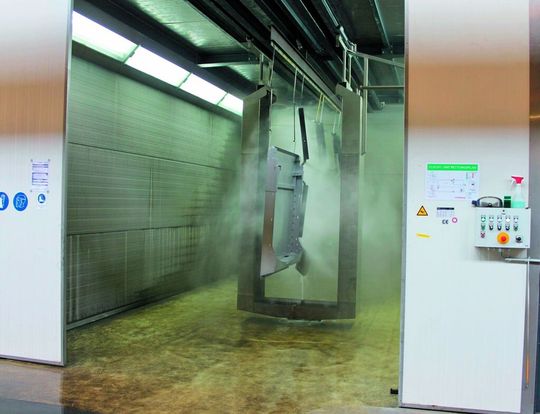 Vor dem Beschichten werden die Teile mittels JUMBO-CLEAN-Waschautomat gereinigt. Vor dem Beschichten werden die Teile mittels JUMBO-CLEAN-Waschautomat gereinigt.