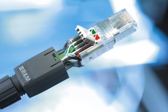 Schneidklemmtechnik — wie der FM45 von R&M — vereinfacht das Beschalten moderner Steckerlösungen auch für industrielle Anwendungen. Schneidklemmtechnik — wie der FM45 von R&M — vereinfacht das Beschalten moderner Steckerlösungen auch für industrielle Anwendungen.