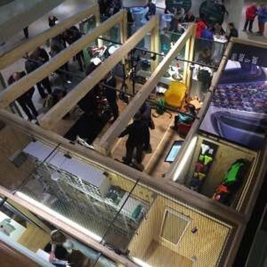 Bikini Berlin Box 02 von oben: Vorbild für Showrooms in Citylage, die mit wenig Platz auskommen, aber dafür umso mehr Wirkung erzielen. Bikini Berlin Box 02 von oben: Vorbild für Showrooms in Citylage, die mit wenig Platz auskommen, aber dafür umso mehr Wirkung erzielen.