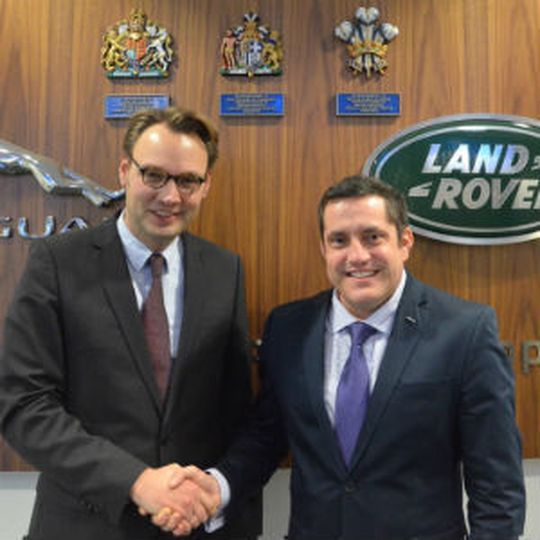 Jens Vieting (li.), Dekra Automotive Solutions, und Olaf Verfürth, Jaguar Land Rover, arbeiten beim neuen Gebrauchtwagenprogramm „Approved“ zusammen.