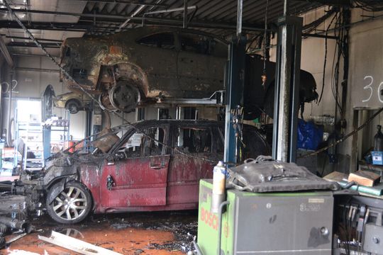 Nach dem verheerenden Werkstattbrand Anfang Juli des letzten Jahres entstand an der gleichen Stelle in einer Bauzeit von drei Monaten ein neuer Kfz-Betrieb. Nur die Bodenplatte und ein Außenträger blieben erhalten. Nach dem verheerenden Werkstattbrand Anfang Juli des letzten Jahres entstand an der gleichen Stelle in einer Bauzeit von drei Monaten ein neuer Kfz-Betrieb. Nur die Bodenplatte und ein Außenträger blieben erhalten.