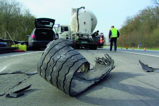 Lkw-Unfall durch Reifenplatzer: Solche Ereignisse kommen fast jeden Tag irgendwo auf dem deutschen Autobahnnetz vor. RDKS könnten viele von ihnen vermeiden. Lkw-Unfall durch Reifenplatzer: Solche Ereignisse kommen fast jeden Tag irgendwo auf dem deutschen Autobahnnetz vor. RDKS könnten viele von ihnen vermeiden.