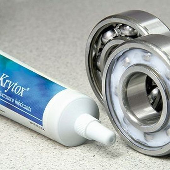 Krytox AUT 2E45 bietet nach Herstellerangaben eine sehr gute Langzeitschmierwirkung. Krytox AUT 2E45 bietet nach Herstellerangaben eine sehr gute Langzeitschmierwirkung.