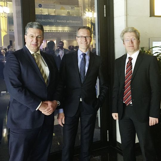 Arbeiten künftig eng zusammen (v.l.): Newtron-CSO Christian Neitzel, Peter Müllmenn, geschäftsführender Gesellschafter von ABL, und Oliver Oehmke, Senior Account Manger bei Newtron. Arbeiten künftig eng zusammen (v.l.): Newtron-CSO Christian Neitzel, Peter Müllmenn, geschäftsführender Gesellschafter von ABL, und Oliver Oehmke, Senior Account Manger bei Newtron.