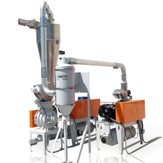 Das Vakuumdruck-Waggon-Entladesystem mit Doppelgebläse transportiert Pellets, Pulver und Granulate pneumatisch aus Eisenbahnwaggons, mit Förderraten über 54 500 kg/h. Das Vakuumdruck-Waggon-Entladesystem mit Doppelgebläse transportiert Pellets, Pulver und Granulate pneumatisch aus Eisenbahnwaggons, mit Förderraten über 54 500 kg/h.