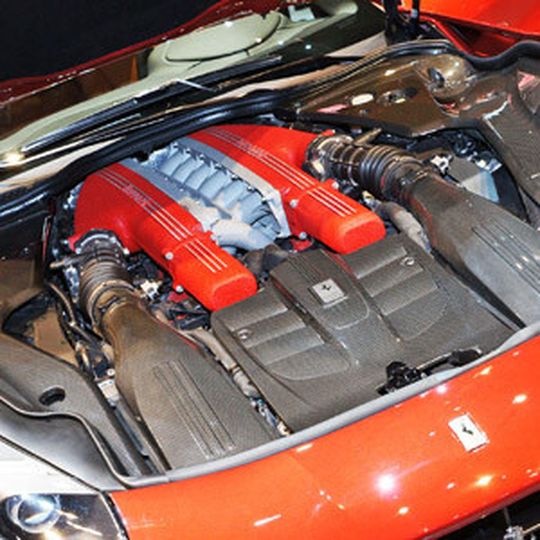 740 PS, zwölf Zylinder und ein Praxisverbrauch weit jenseits von 20 Litern – der V12 des F12 Berlinetta kommt auch ohne elektrische Unterstützung aus. 740 PS, zwölf Zylinder und ein Praxisverbrauch weit jenseits von 20 Litern – der V12 des F12 Berlinetta kommt auch ohne elektrische Unterstützung aus.